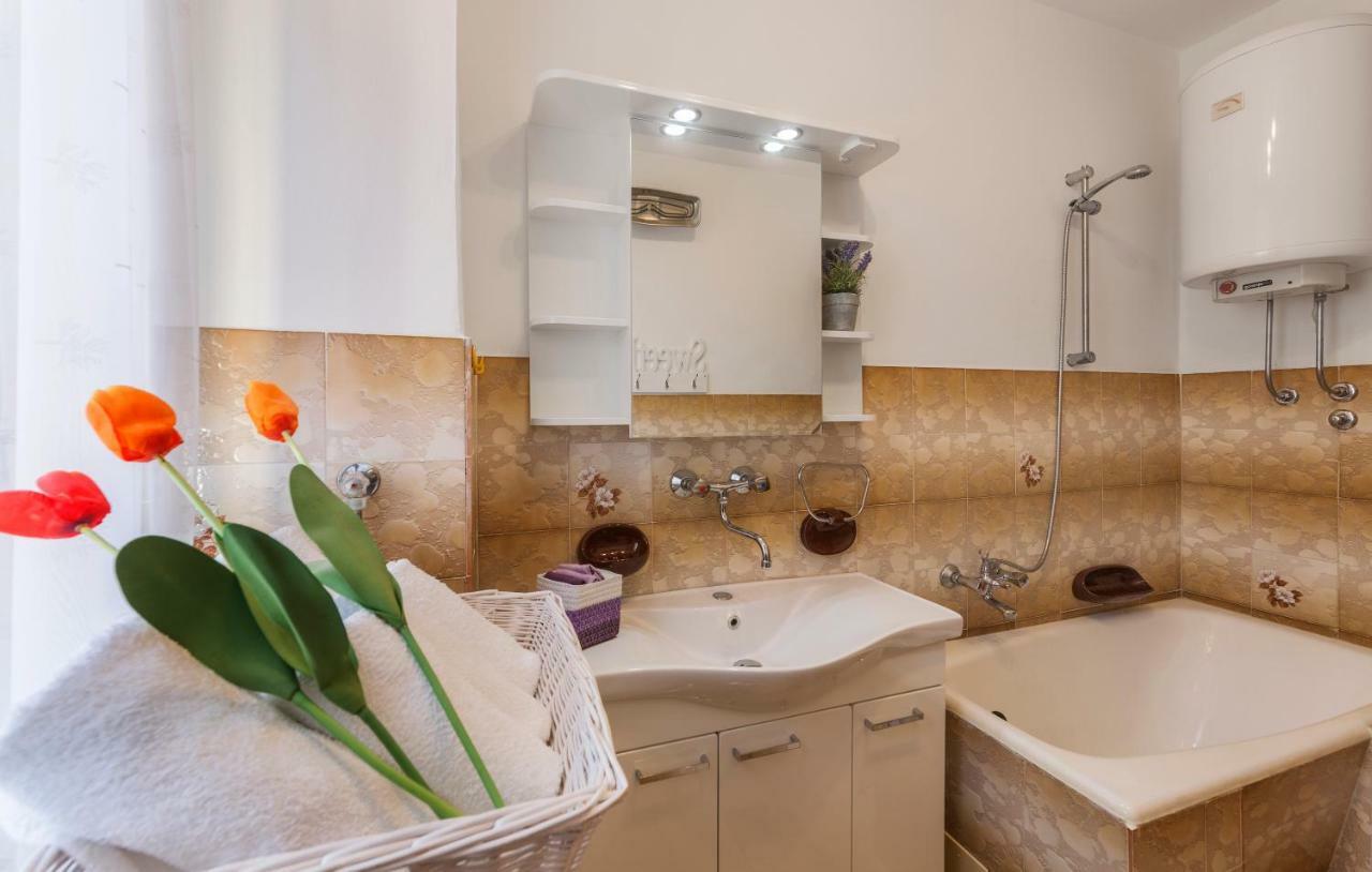 Two Bedroom Apartment, Nice Neighborhood, Free Parking, Wifi Пула Екстер'єр фото